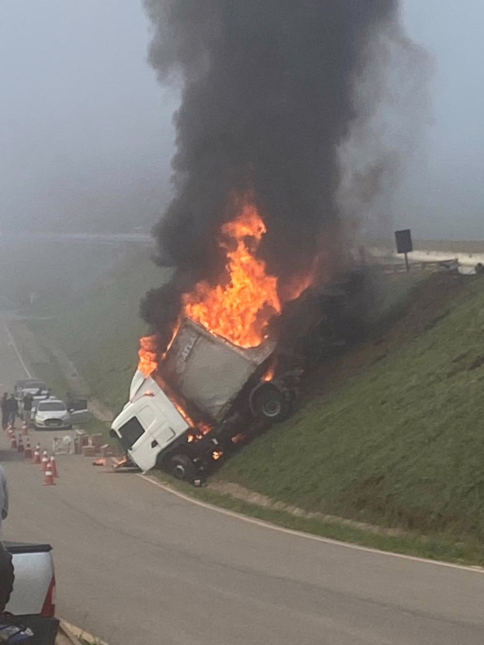 Vídeos que circulam nas redes sociais mostram a carreta completamente tomada pelo fogo. De acordo com o Corpo de Bombeiros Militar de Minas Gerais, há indícios de que o incêndio tenha sido provocado por pessoas que saqueavam a carga após o acidente.