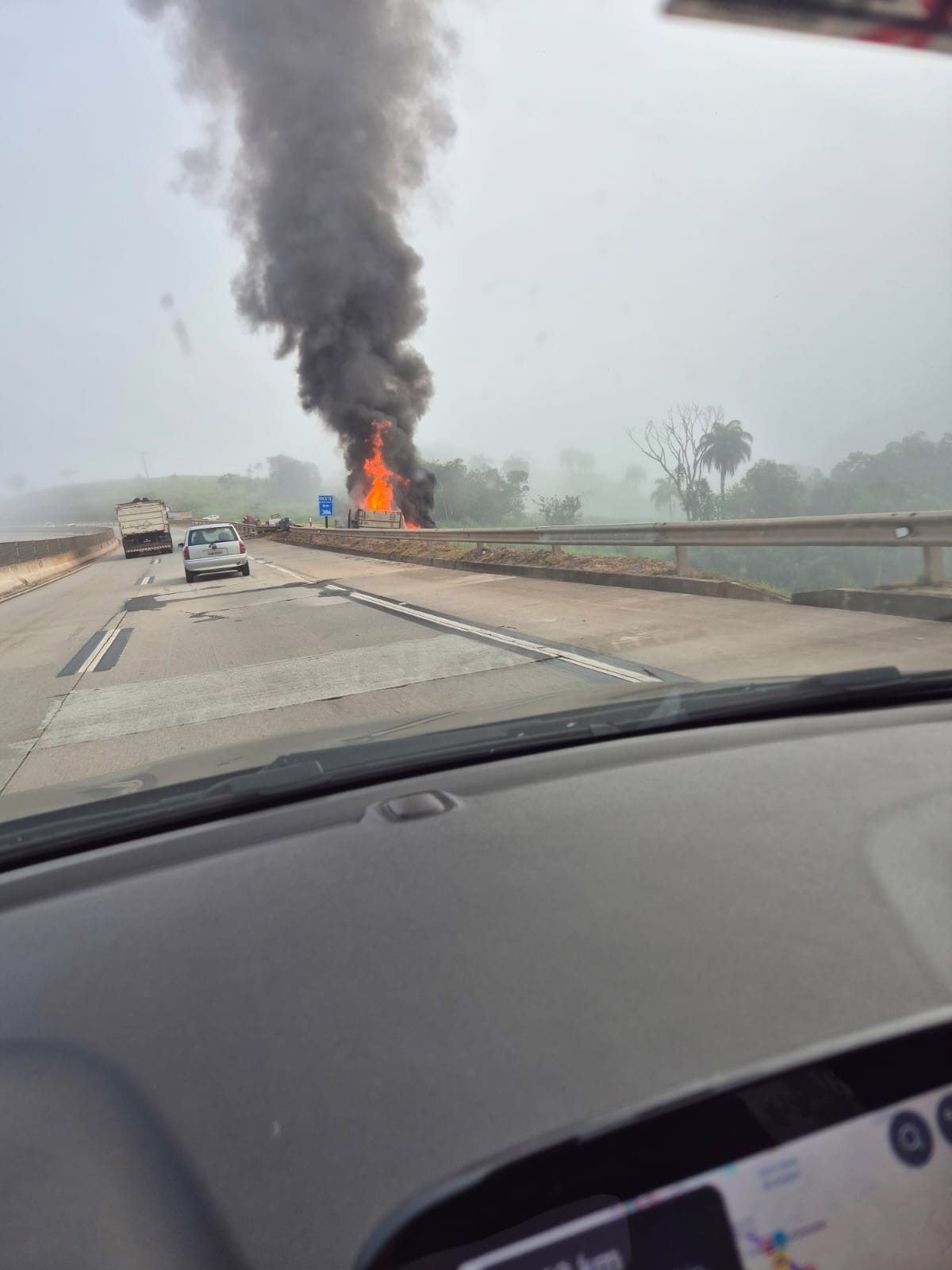 Vídeos que circulam nas redes sociais mostram a carreta completamente tomada pelo fogo. De acordo com o Corpo de Bombeiros Militar de Minas Gerais, há indícios de que o incêndio tenha sido provocado por pessoas que saqueavam a carga após o acidente.