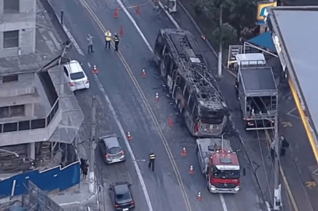 Trólebus pegou fogo e ficou completamente inoperante. Incidente aconteceu na manhã desta quarta (8).
