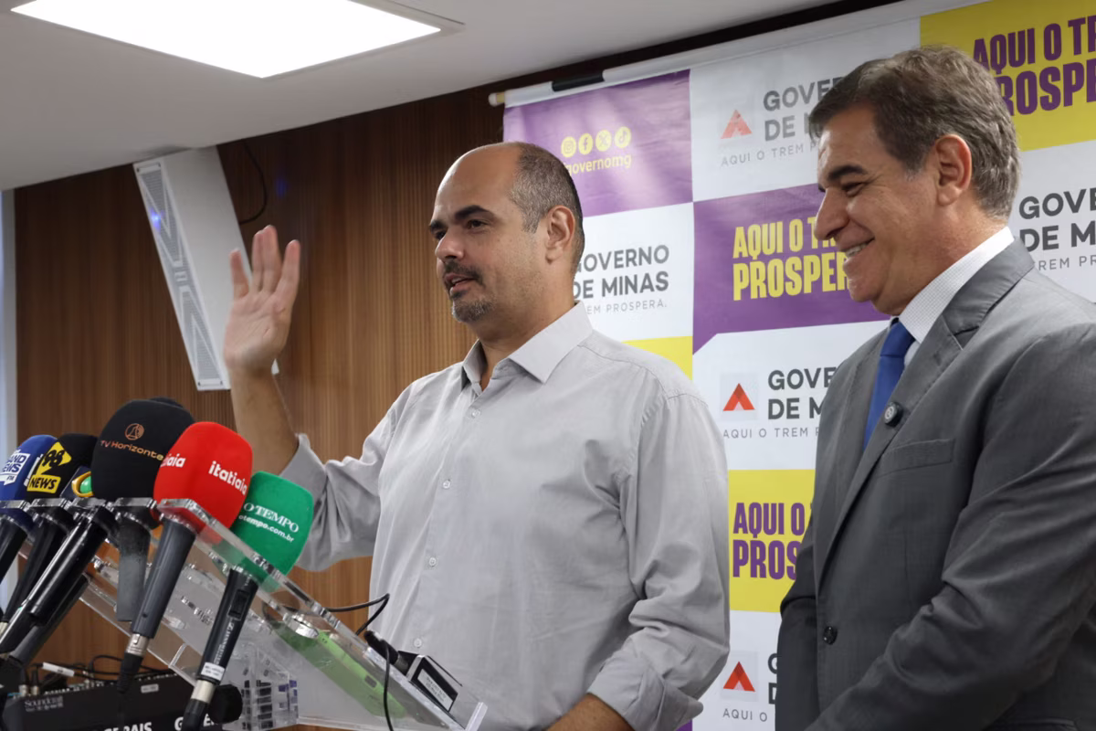 Governador Mateus Simões (PSD) responde as críticas por excesso de viagens