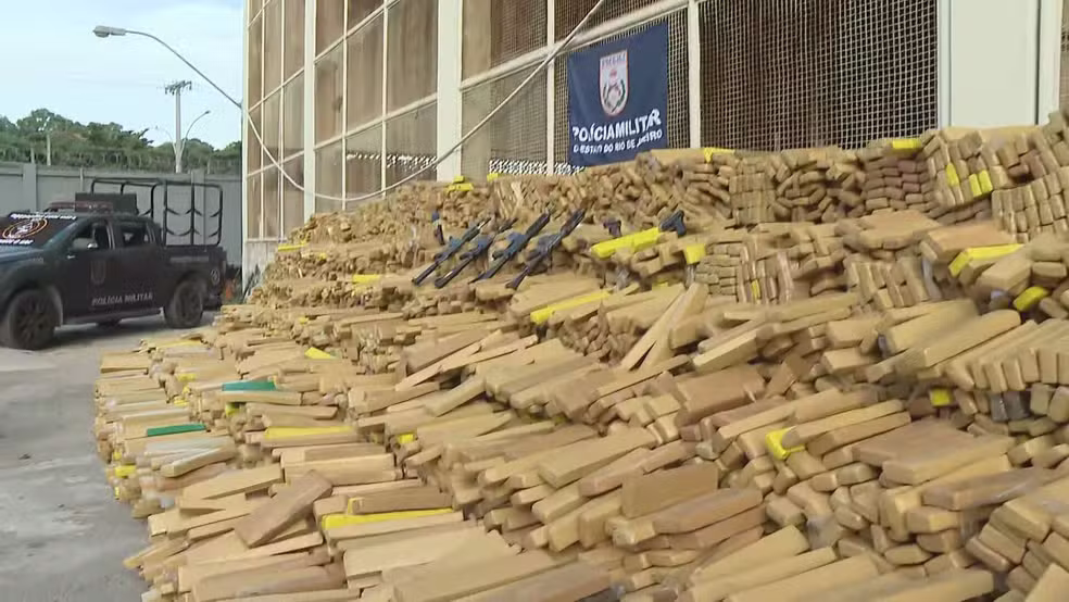 A droga foi encontrada por equipes do Batalhão de Ações com Cães, resultando em uma das maiores apreensões de drogas no estado em uma única operação.