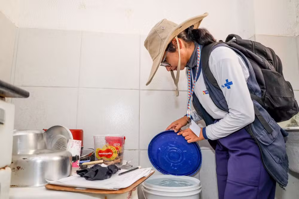 Agentes de saúde em combate à dengue, em Petrolina