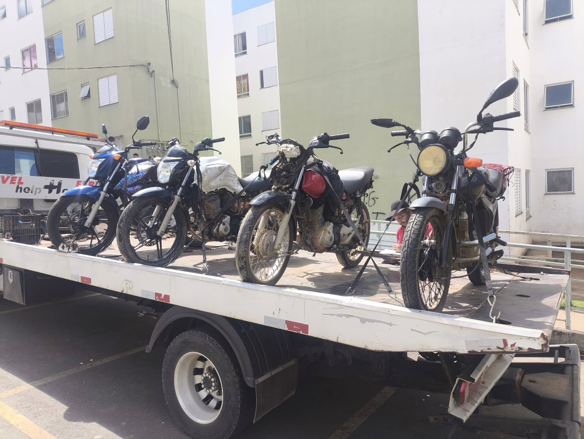 

Ainda durante a operação, foi abordada uma motocicleta já conhecida por envolvimento em manobras perigosas (“grau”), a qual apresentava dispositivo para elevação da placa, sendo adotadas as medidas administrativas cabíveis.


