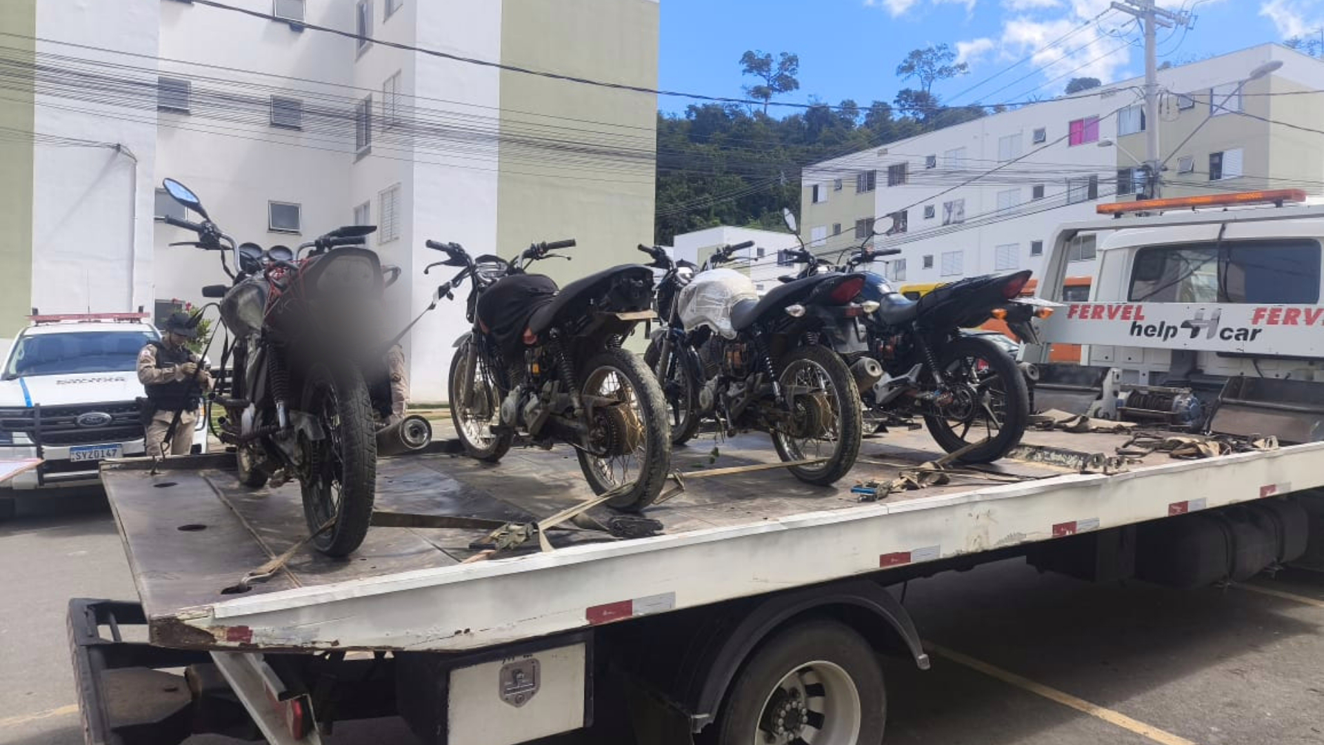 CARATINGA – POLÍCIA MILITAR RECUPERA MOTOCICLETAS ROUBADAS/FURTADAS E REMOVE VEÍCULO IRREGULAR NO BAIRRO ESPERANÇA

No dia 07 de abril de 2026, por volta das 10h45, a Polícia Militar de Minas Gerais, por meio da 286ª Cia Tático Móvel, do 62º BPM, realizou a recuperação de três motocicletas com registro de furto/roubo, além da remoção de um veículo irregular, no Residencial Esperança 4, bairro Esperança, em Caratinga. 

Durante patrulhamento a equipe do Tático Móvel identificou sinais de movimentação em um local suspeito.  Após varredura no local, foram localizadas duas motocicletas escondidas em meio à vegetação.

Em continuidade às diligências, os militares receberam denúncias sobre outro veículo ocultado em um imóvel invadido na região. No local, foi localizada uma terceira motocicleta, com registro de roubo ocorrido dias antes.

Ainda durante a operação, foi abordada uma motocicleta já conhecida por envolvimento em manobras perigosas (“grau”), a qual apresentava dispositivo para elevação da placa, sendo adotadas as medidas administrativas cabíveis.

Todos os veículos foram recolhidos e encaminhados ao pátio credenciado, com a devida lavratura dos Autos de Infração de Trânsito.

Veículos recuperados/removidos:
•	03 motocicletas recuperadas 
•	01 motocicleta removida 

A ação demonstra a eficiência da Polícia Militar no combate aos crimes patrimoniais e na recuperação de veículos, reforçando a segurança da população.