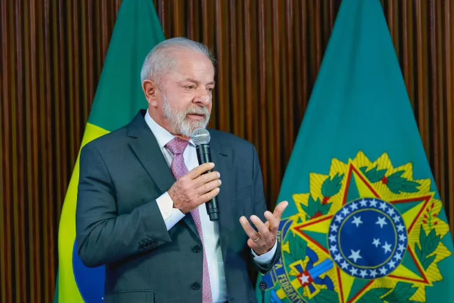 O presidente Luiz Inácio Lula da Silva •