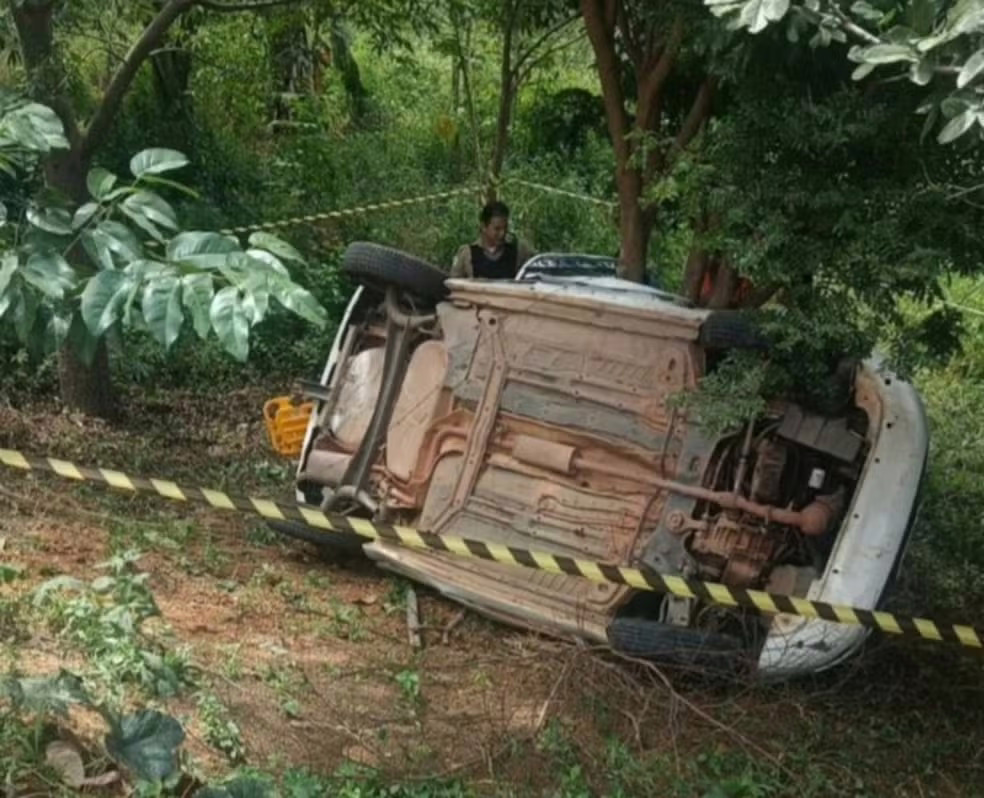 Com o impacto, a motorista ficou presa às ferragens e precisou ser resgatada pelo Corpo de Bombeiros, que fez o corte da lataria para possibilitar a retirada.
