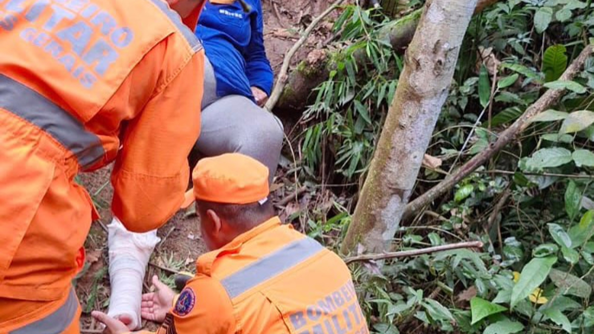 Com o apoio de populares, a senhora foi levada até a ambulância e, em seguida, encaminhada ao pronto-socorro de referência.