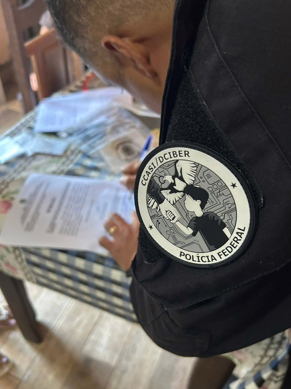  Montes Claros/MG. A Polícia Federal deflagrou, nesta quinta-feira (9/4), operação com o objetivo de reprimir o crime de armazenamento de material relacionado a abuso sexual de crianças e de adolescentes. A ação ocorreu no município de Coração de Jesus/MG, onde foi cumprido um mandado de busca e apreensão.

As diligências tiveram início em setembro de 2025, após a identificação de indícios de que o suspeito mantinha arquivos ilícitos envolvendo violência sexual contra crianças e adolescentes armazenados em servidores on-line, prática que ocorreria, ao menos, desde o ano de 2024.

Durante o cumprimento da ordem judicial, foram apreendidos equipamentos eletrônicos, que serão submetidos à perícia, com o objetivo de aprofundar as investigações e de subsidiar a responsabilização criminal do investigado.

Nomenclatura e alerta

Embora o termo 