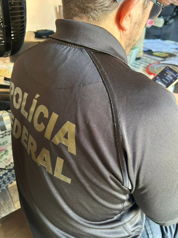Durante o cumprimento da ordem judicial, foram apreendidos equipamentos eletrônicos. O material será submetido à perícia, com o objetivo de aprofundar as investigações e subsidiar a responsabilização criminal do investigado.*