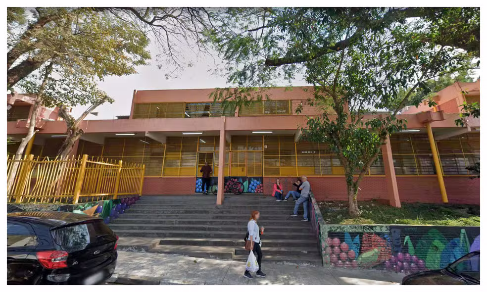 Um professor de 26 anos foi preso em flagrante por importunação sexual contra uma funcionária da Escola Estadual Ary Gomes, no bairro Vila São Rafael, em Guarulhos, na Grande São Paulo.