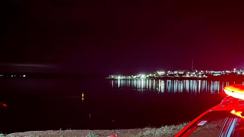 Segundo o Corpo de Bombeiros, quatro pessoas nadavam em uma área proibida, próxima às comportas da usina, quando o sistema de alerta foi acionado para a abertura das estruturas