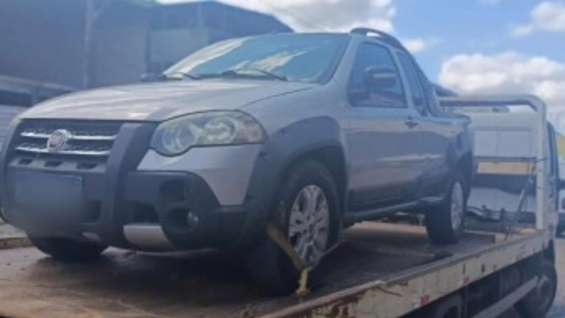 Na verificação da placa, os policiais identificaram sinais de alteração: uma fita isolante mudou a letra “U” para “T”, fazendo o veículo aparentar ter outra identificação.