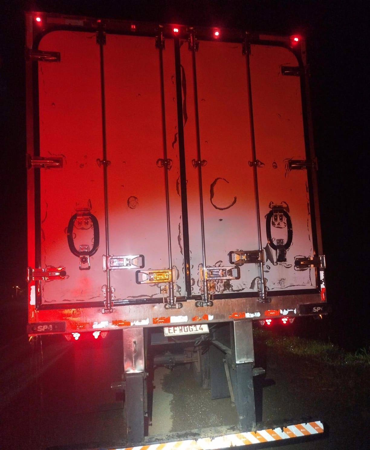 Entre eles, um homem apresentava características compatíveis com as descritas pela vítima e foi reconhecido como o autor armado.

Durante a abordagem, o suspeito ainda apresentou versões contraditórias sobre os fatos.