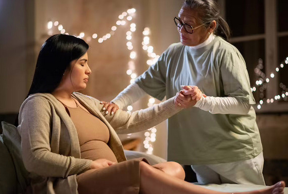 Texto define atuação no pré-natal, parto, puerpério e exige formação mínima 120h. Presença da doula é associada à queda nas cesarianas e à redução de violência obstétrica.