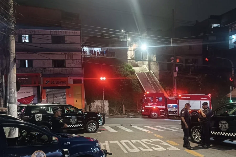 Homem espancou mulher com socos e chutes na frente dos filhos dela e incendiou residência onde moravam.