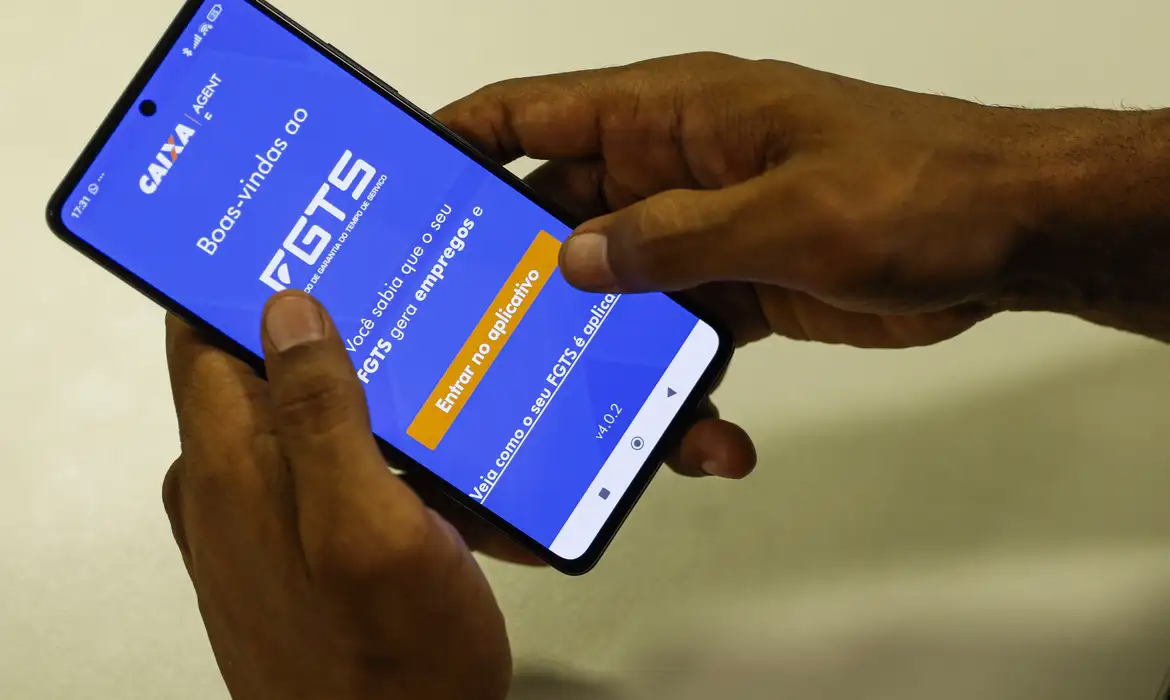 Segundo o Ministério do Trabalho, governo avalia propostas para ajudar trabalhadores a pagar dívidas. Medidas preveem liberação de até R$ 10 bilhões para pagar dívidas do cartão de crédito e R$ 7 bilhões para trabalhadores com saque-aniversário e saldo bloqueado.