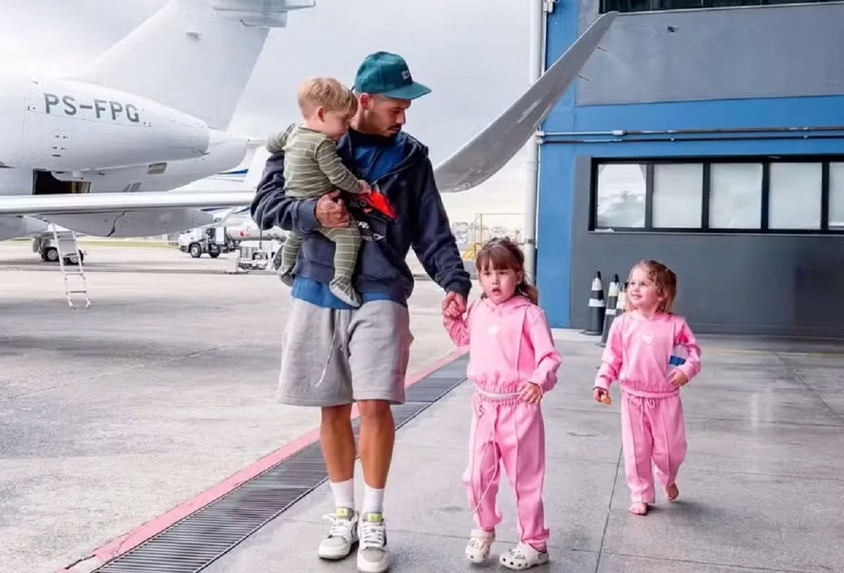 Cantor celebra reencontro com os filhos e destaca importância da rotina escolar.