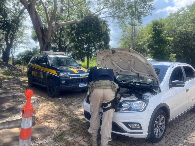 Após uma verificação mais detalhada, foi constatado que o automóvel era clonado e possuía registro de roubo/furto em 31/03/2025, na cidade de Lauro de Freitas (BA).