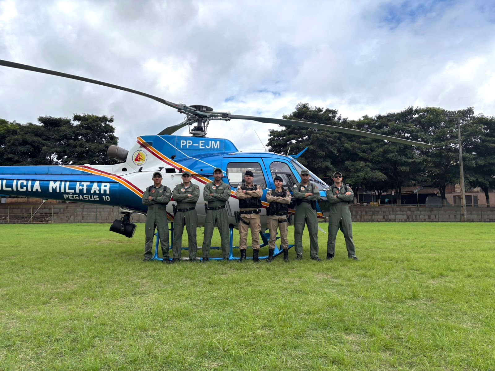 Com a mudança, a alternativa foi um campo na Praça Delfina Moreira Ângelo, onde a aeronave conseguiu pousar com apoio de equipes em solo.