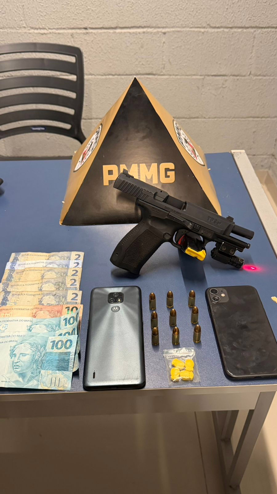 Na sequência, as equipes deram continuidade às diligências e realizaram buscas no veículo do autor, onde foram localizados os demais materiais ilícitos.