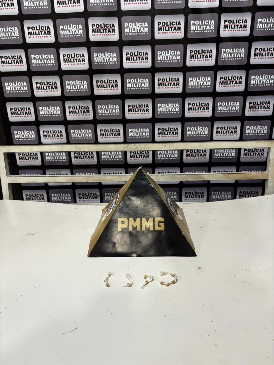 Na busca dentro do carro, a equipe localizou 12 pedras de crack próximas a um dos ocupantes: um adolescente de 15 anos.