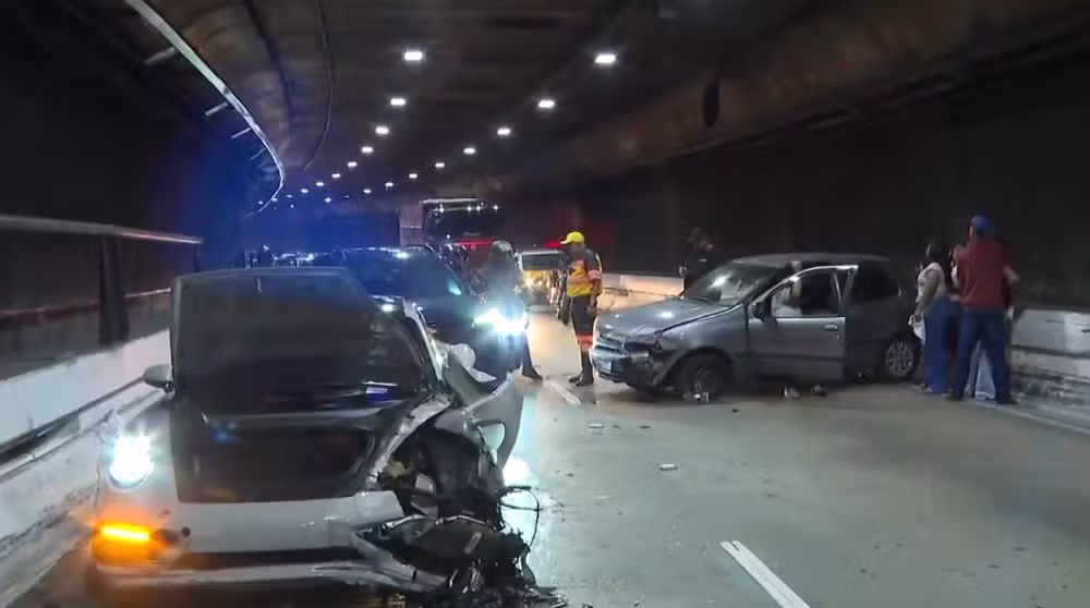 Porsche se envolve em acidente grave dentro do Túnel Ayrton Senna, na Zona Sul de SP