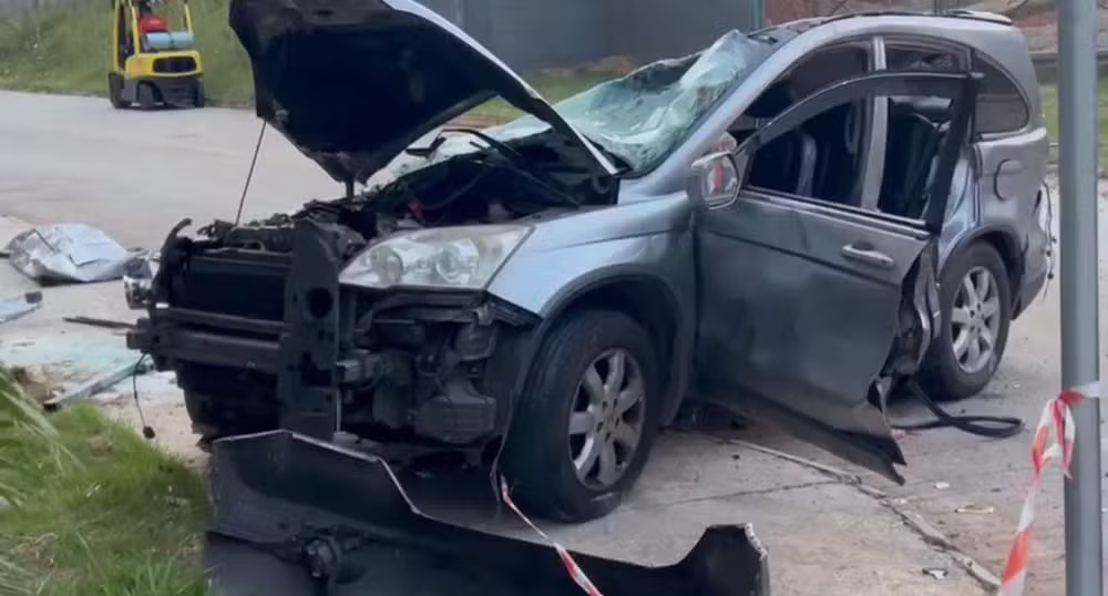 Carro ficou destruído após cair de cerca de 15 metros, do estacionamento de um supermercado em Taboão da Serra, na Grande SP