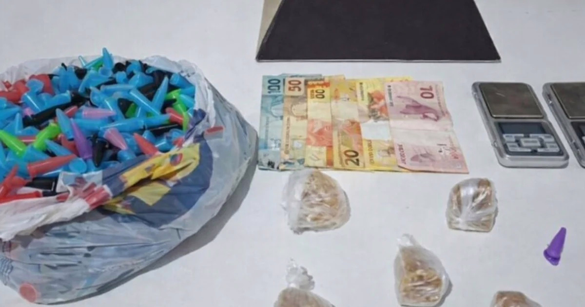 Conforme as denúncias, o homem utilizava buracos em muros para esconder as drogas e atendia usuários que frequentavam bares nas imediações, o que chamou a atenção das autoridades.