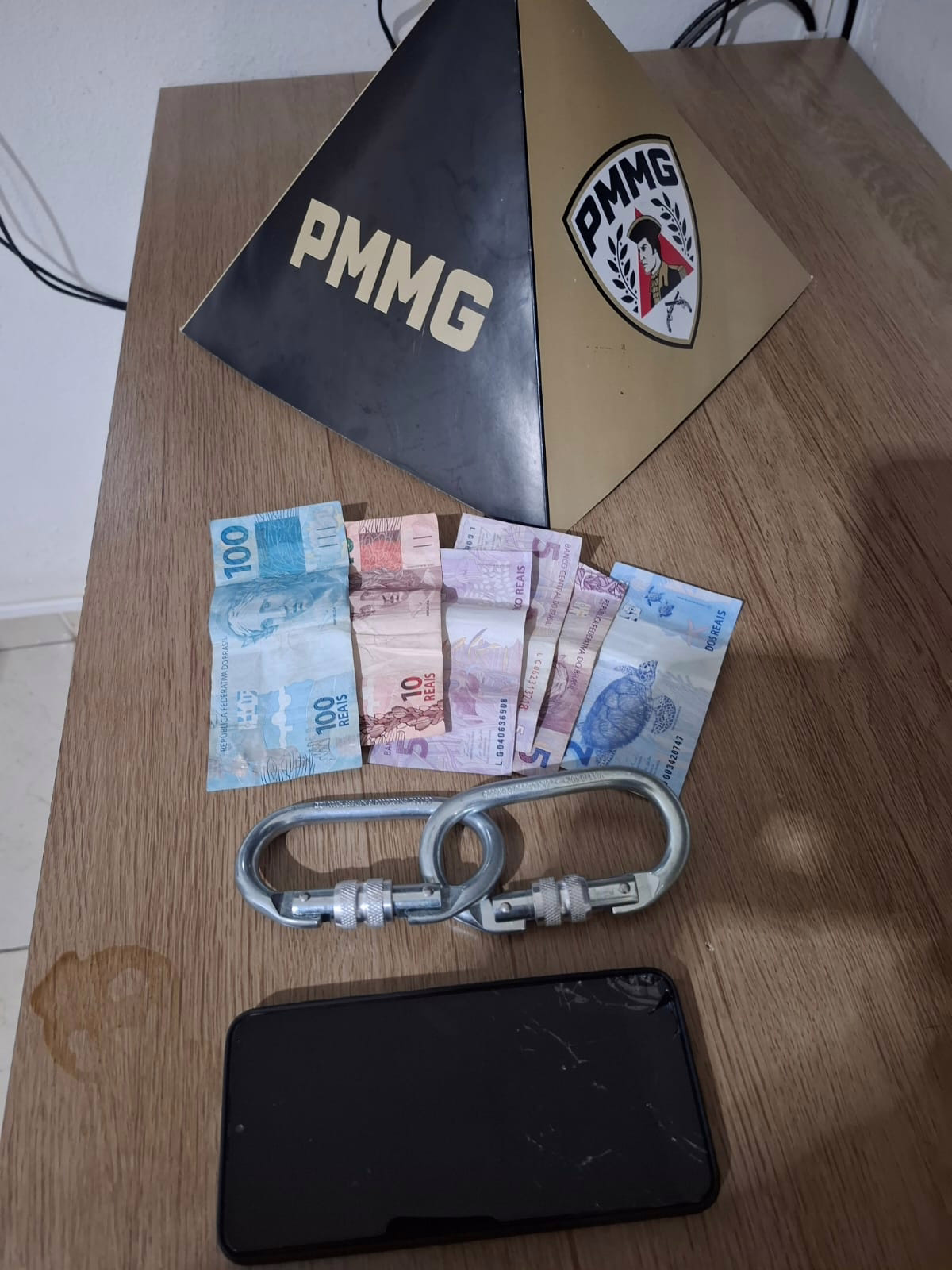 Durante a ação, foram recuperados os itens subtraídos, incluindo uma bicicleta e um aparelho celular, além da quantia de R$ 127,00 e dois mosquetões.