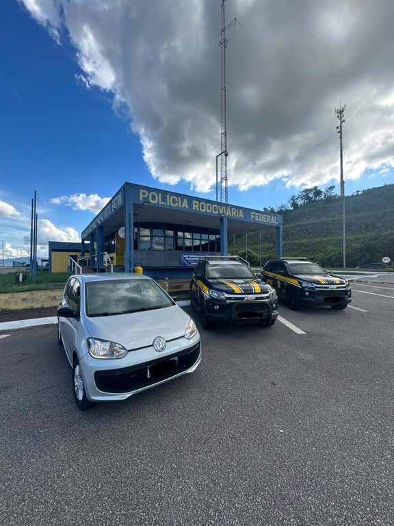 Durante o acompanhamento tático, o motorista abandonou o carro e tentou escapar a pé, mas foi alcançado e detido pelos policiais.