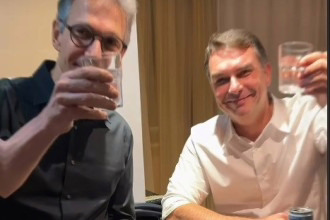 Na gravação Zema aparece ao lado do senador e faz um convite em tom descontraído
