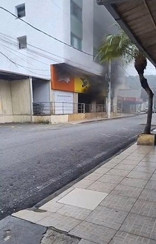Um incêndio atingiu, na manhã desta segunda-feira, o Brasil Supermercados, localizado no bairro Timirim, em Timóteo, no Vale do Aço. O Corpo de Bombeiros Militar de Minas Gerais foi acionado e compareceu rapidamente ao local para conter as chamas.

Imagens que circulam nas redes sociais mostram parte do incêndio e todos os funcionários já do lado de fora do estabelecimento, em segurança. Até o momento, não há informações sobre as causas do fogo.

A equipe dos bombeiros permanece no local realizando o trabalho de controle da situação. Novas informações devem ser divulgadas em breve.