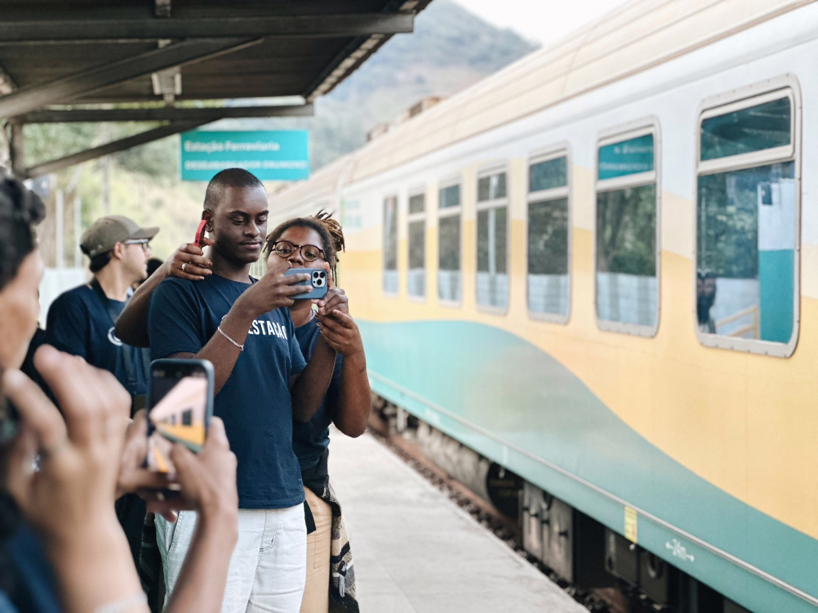 Com o celular em mãos, os jovens são estimulados a registrar o cotidiano, as pessoas e as memórias que formam suas comunidades.