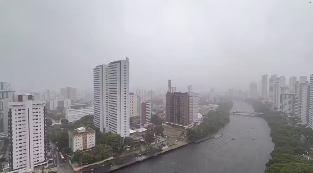 Tempo nublado e com chuva intensa na Zona Norte do Recife