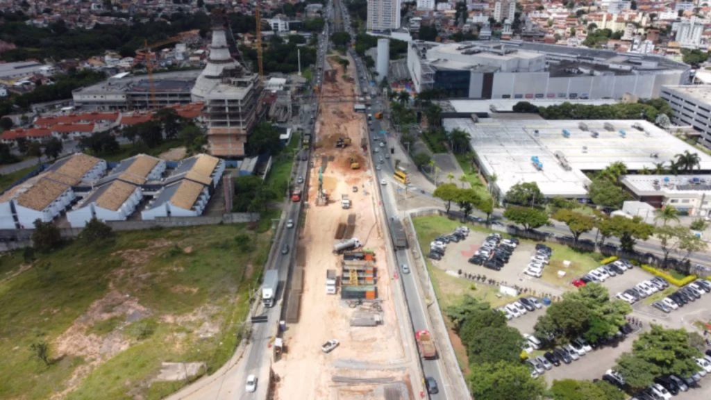 Avenida Cristiano Machado vai ser interditada nesta terça-feira para inclusão de faixa