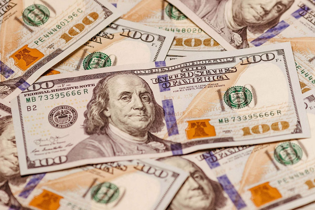 Dólar fechou a R$ 4,99 nesta segunda (13/4)