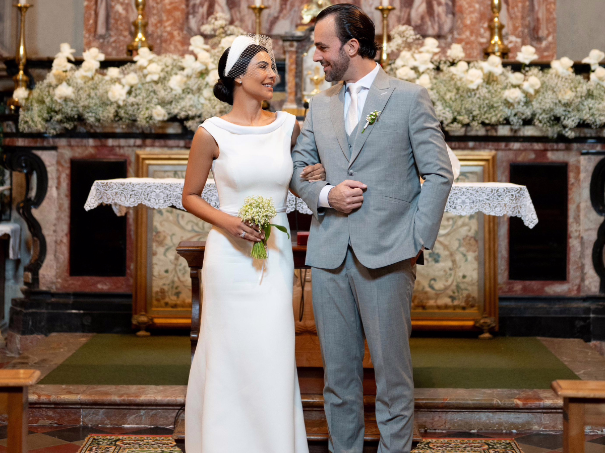 Cíntia Chagas e Lucas Bove no casamento, na igreja 
