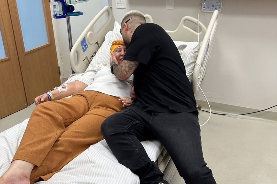 O cantor usou as redes sociais, na segunda-feira (13/4), para falar sobre a decisão de deixar os palcos temporariamente e se isolar