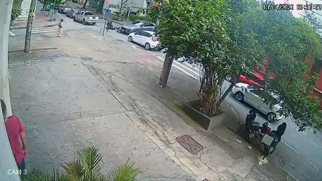Motorista de porsche invade cruzamento e atropela motociclista na região Centro-Sul de BH