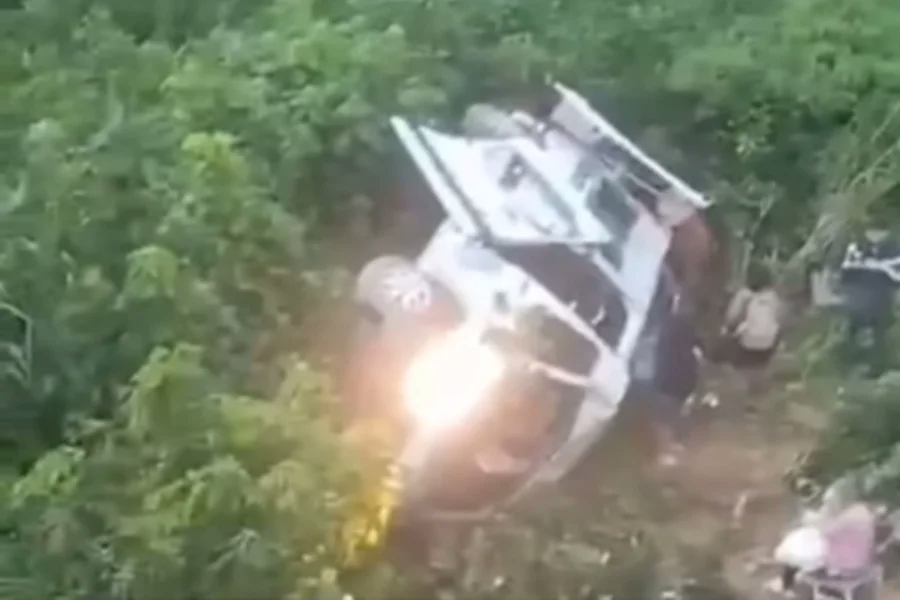 Em imagens circuladas nas redes, é possível ver o veículo tombado após cair em uma ribanceira