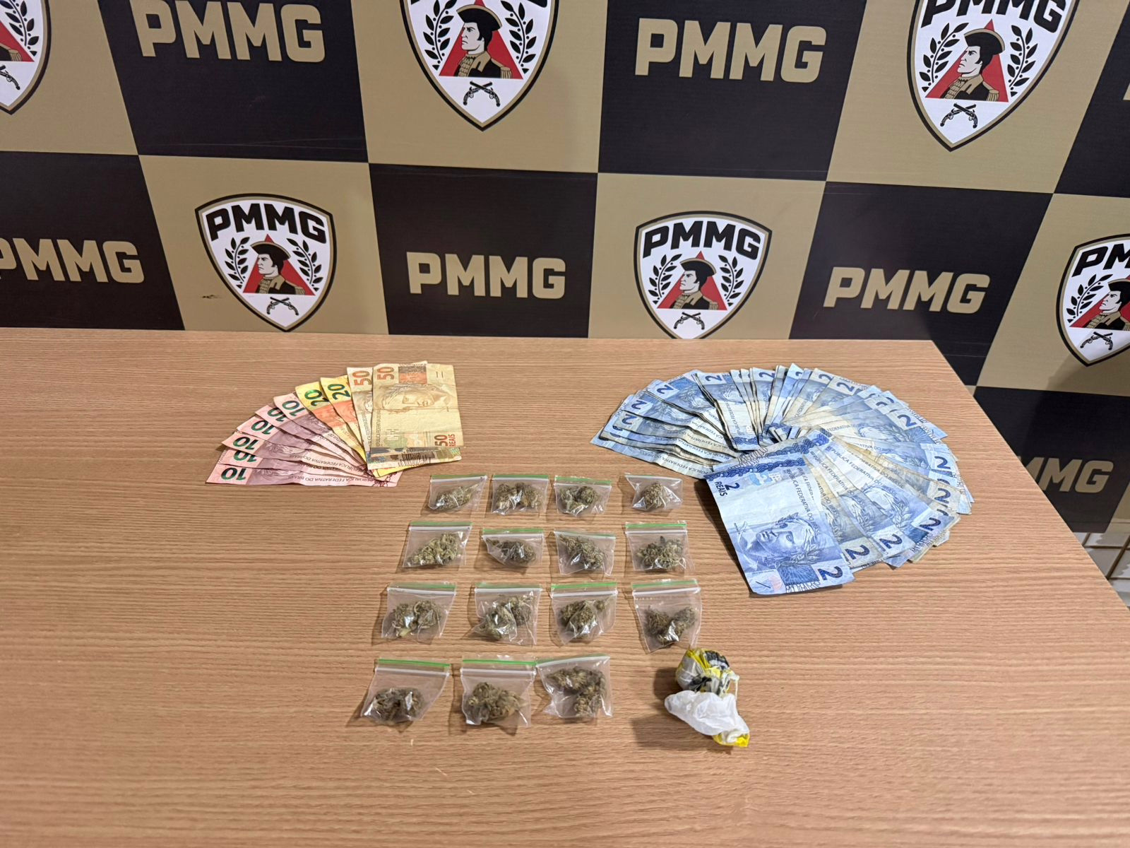 Ao perceberem a presença policial, os suspeitos fugiram e tomaram rumo ignorado