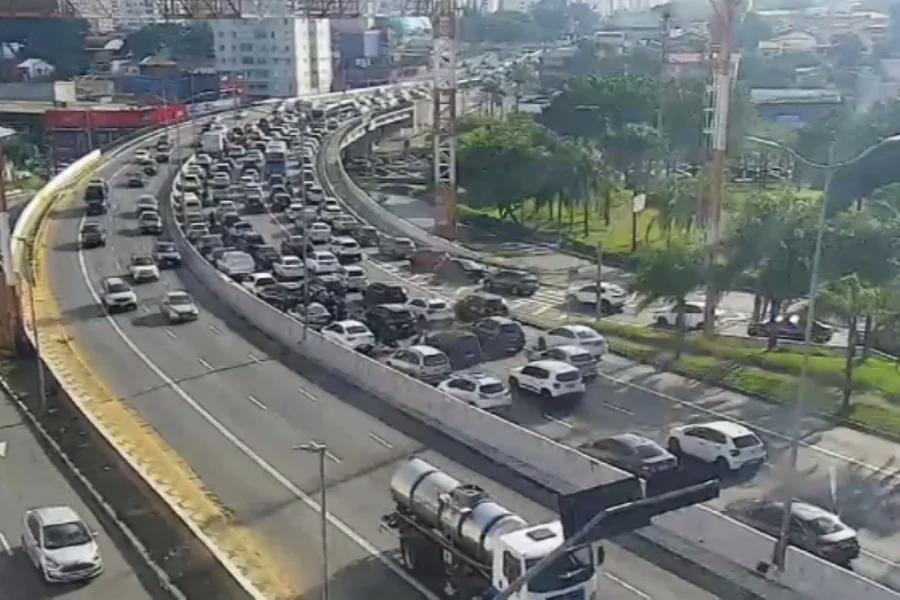 Segundo a PM, cerca de 100 motoristas participam de carreata contra projeto que regulamenta o transporte privado de passageiros e entregas.
