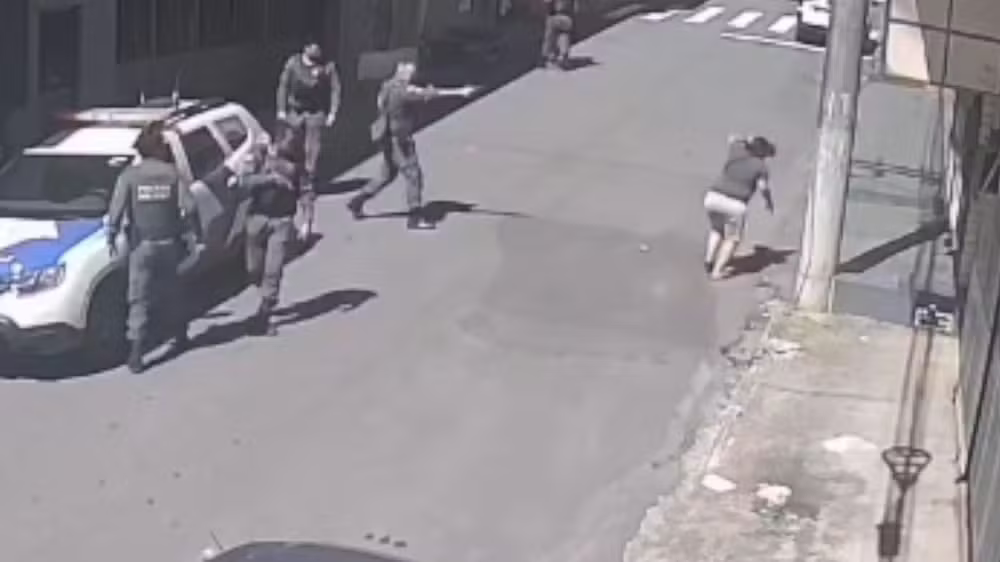 Momento em que policial militar chega e atira em casal de mulheres, no dia 8 de abril, em Cariacica, Espírito Santo