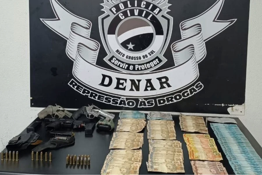 Dois policiais penais foram presos, além de outros detidos temporariamente, por suspeita de envolvimento no esquema.