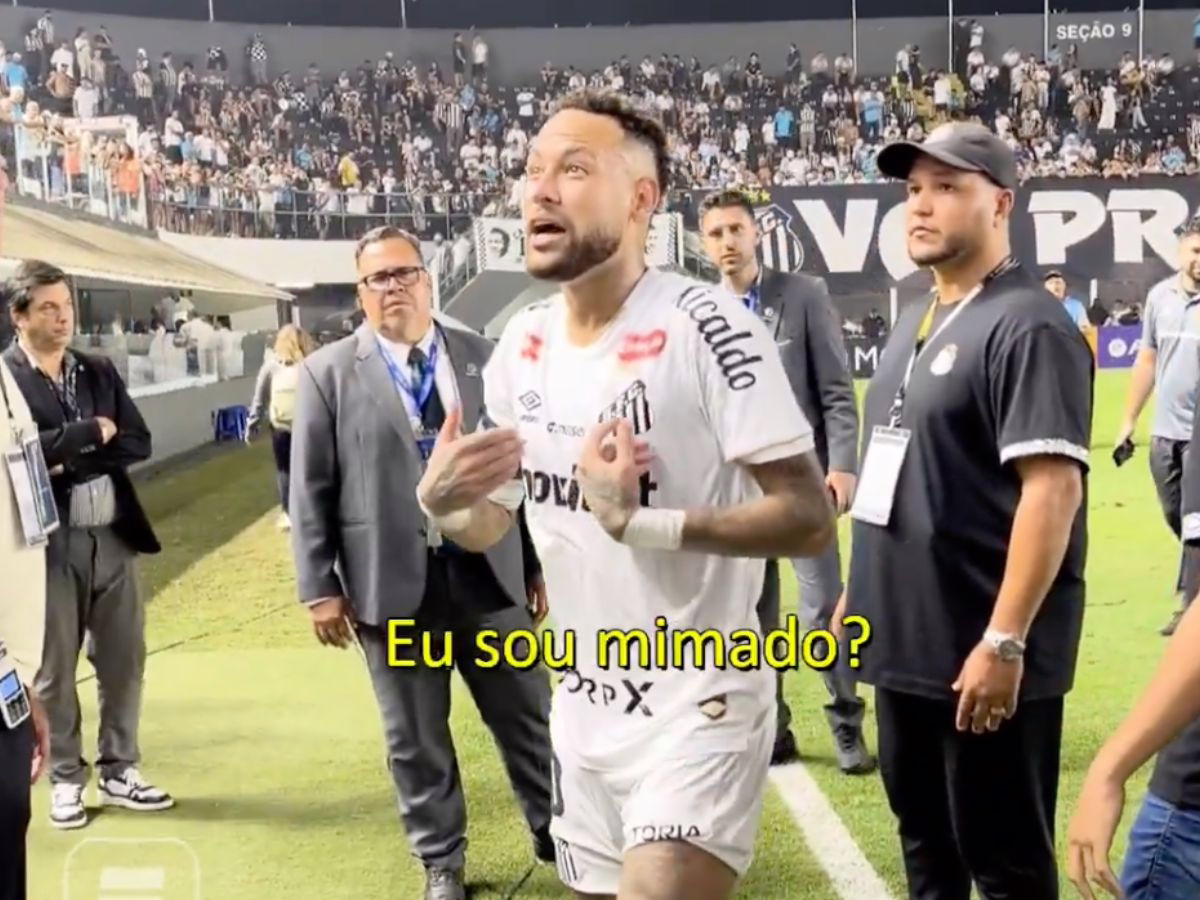 Neymar discutindo com torcedor