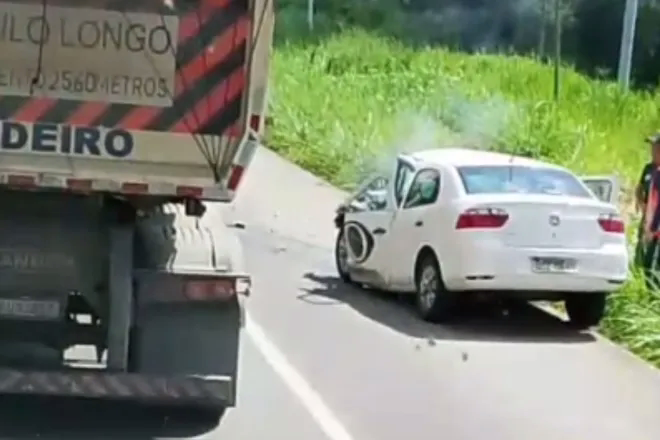 A colisão frontal envolveu carro e caminhão • Reprodução