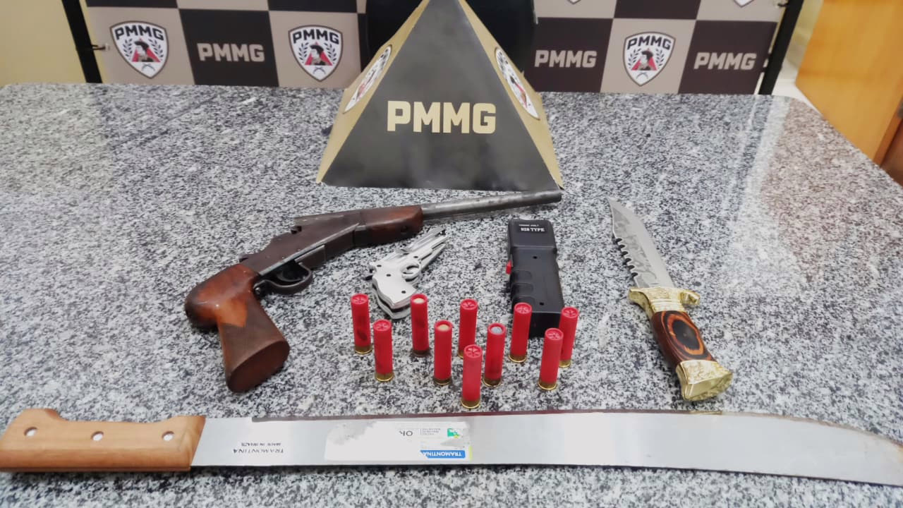 O condutor, de 38 anos, e a passageira, de 28, foram presos e encaminhados à Delegacia de Polícia Civil.