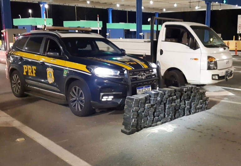 O fundo falso, segundo a PRF, só foi descoberto graças à expertise da equipe em técnicas avançadas de fiscalização veicular.