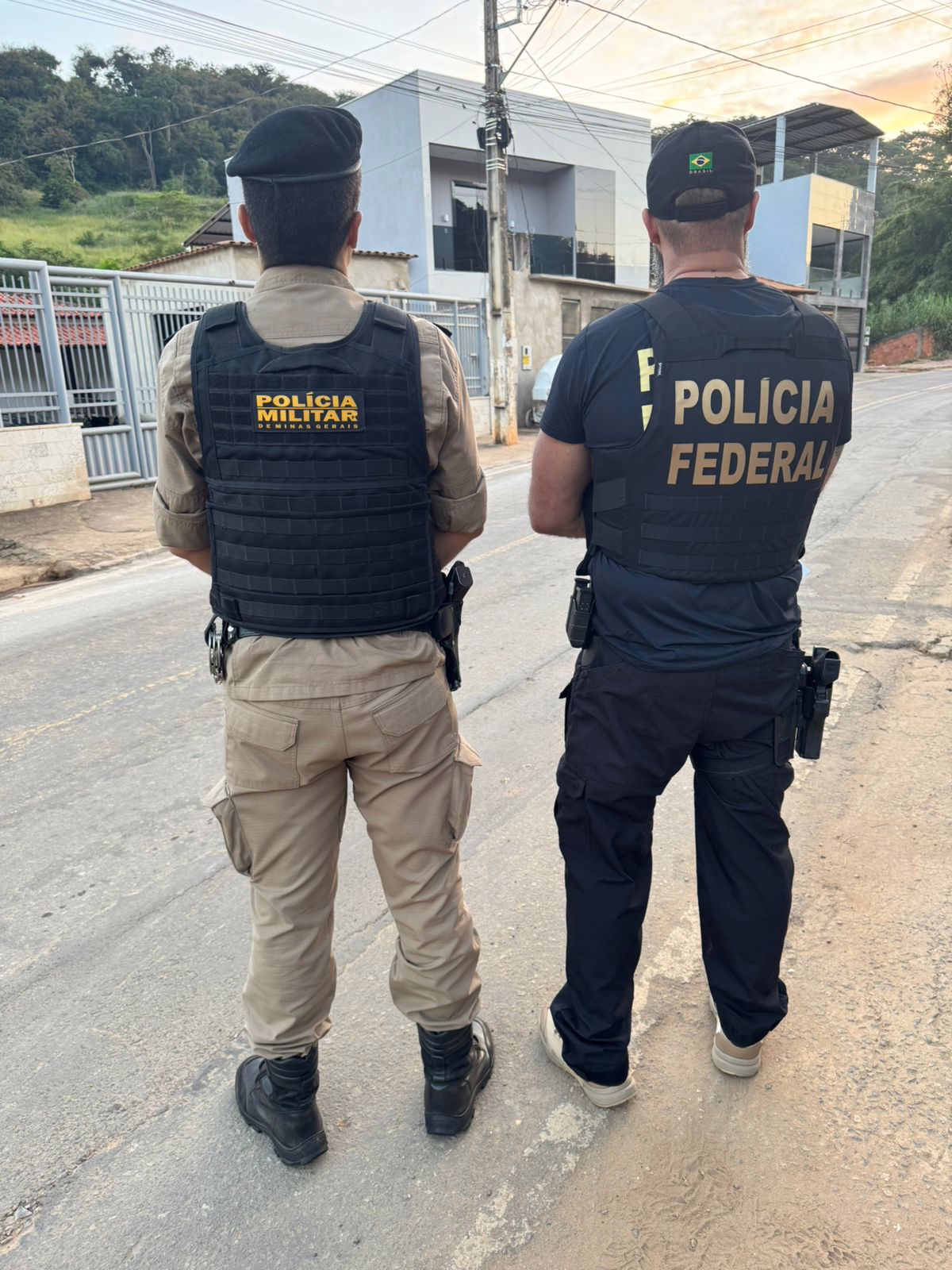 Ao mesmo tempo, a Polícia Federal deflagrou a Operação Forjados para desarticular uma organização criminosa distinta, investigada por um esquema de uso de documentos ideologicamente falsos para viabilizar a migração ilegal de brasileiros ao exterior.