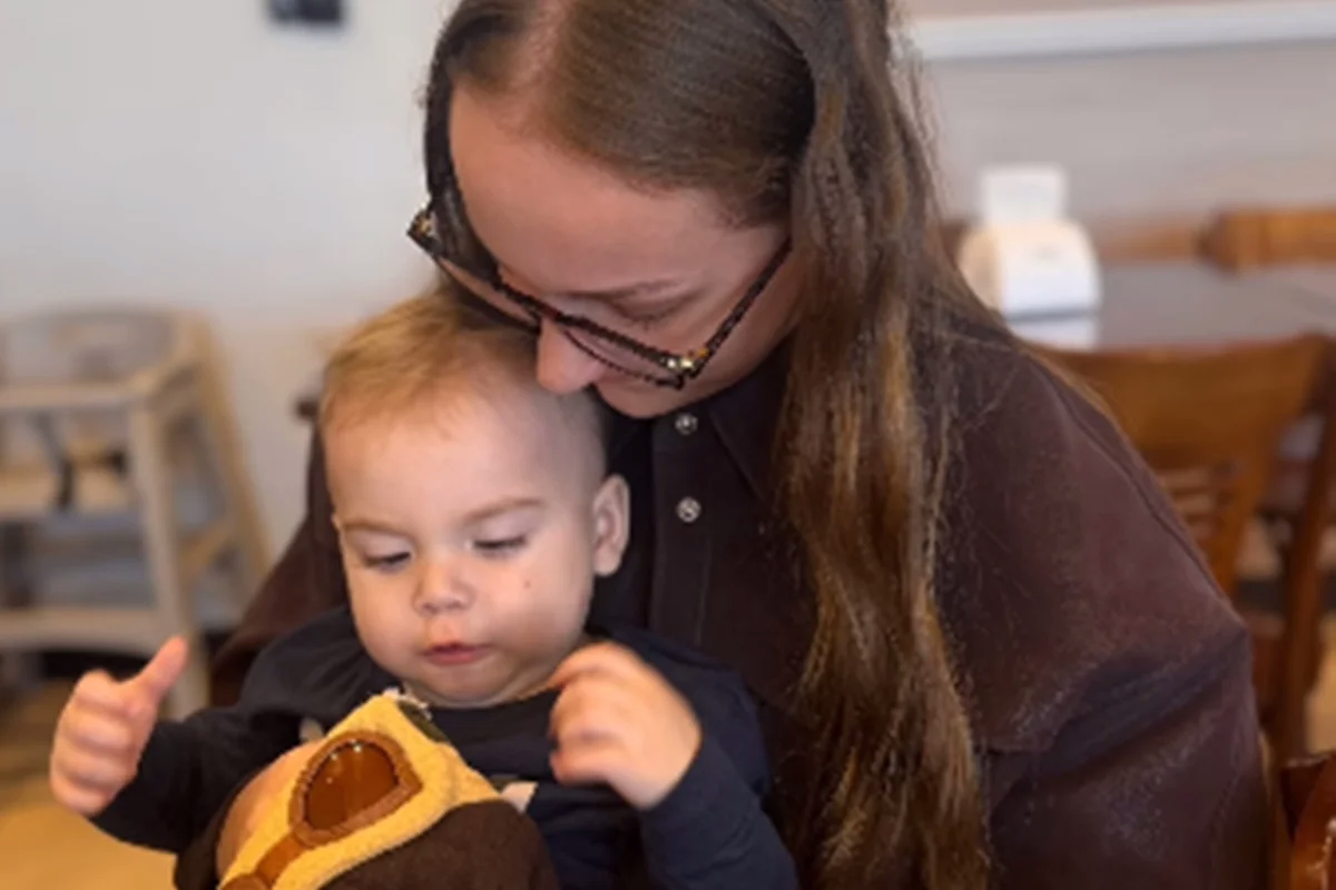 Suposta companheira com o filho do casal.